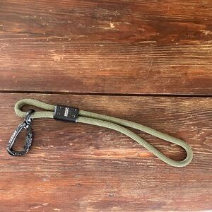 Tuenne brand short dog leash, like new condition.